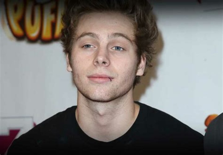 Luke Hemmings Height, Weight, Net Worth, Age, Birthday, Wikipedia, Who, Nationality, Biography